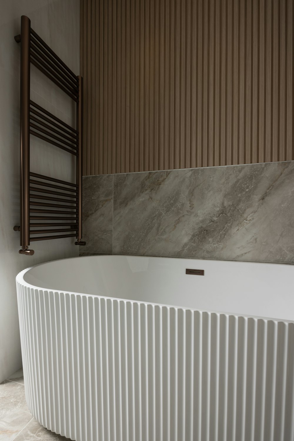 Fluted Freestanding Bath 1600mm – White Matt